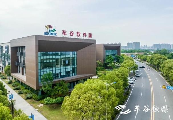 武汉经开区建设“软件定义汽车”创新策源地：车辆“能看会算” 产业“刚柔并济”(智能汽车座舱驾驶软件园) 99链接平台