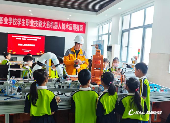 蔡甸职教中心铺就学子技能成才路(学校职教专业技能学生) 软件开发