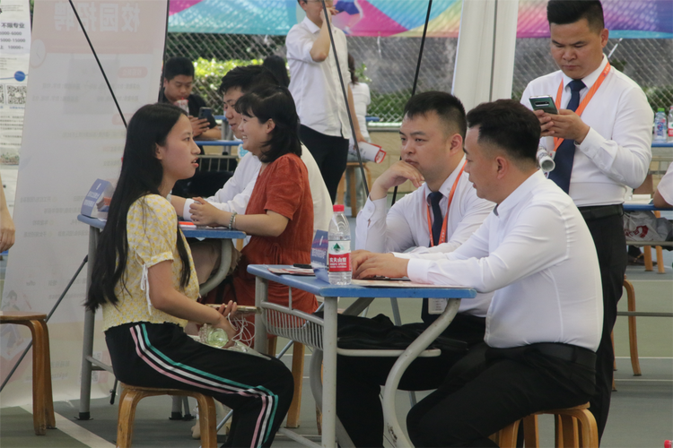 四川高职院校双选会现场太火爆(双选会职业技术学院现场高职院校本科) 软件开发