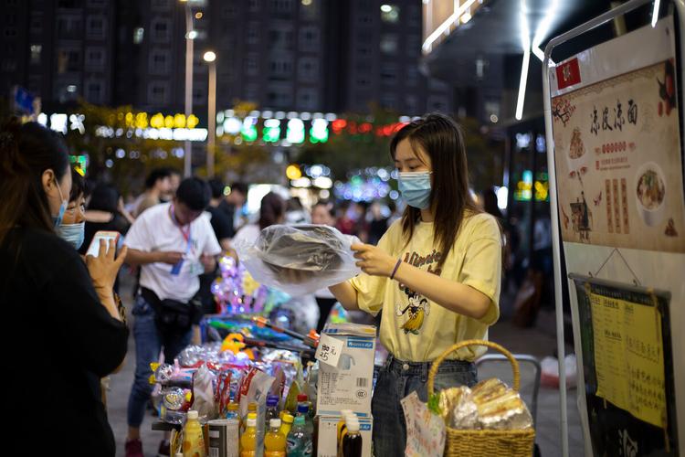 团队策划营销，摆地摊真的能发家致富了(地摊摆地摊摆摊年轻人摊主) 99链接平台