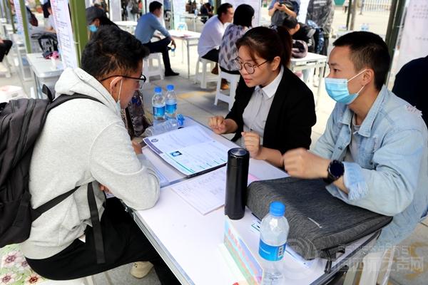 拉萨城关区举行专场招聘会(城关招聘会求职者现场应聘) 软件开发