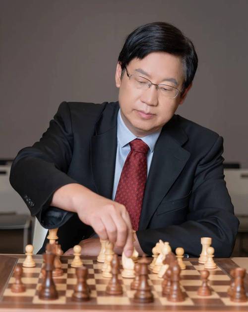 国际特级大师叶江川重庆与国际象棋爱好者下“车轮战”(国际象棋车轮战爱好者大师青少年) 99链接平台