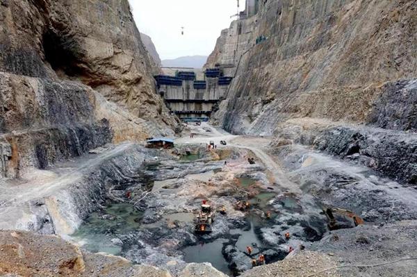 男人在沟渠内建造一座小型水力发电站(发电站墙体浇筑沟槽男人) 软件优化