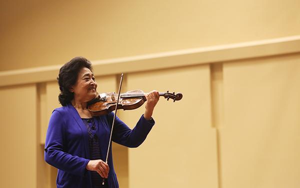 俞丽拿：让小提琴讲中国话 50多年专注演奏教学(梁祝小提琴中国话学生上课) 99链接平台