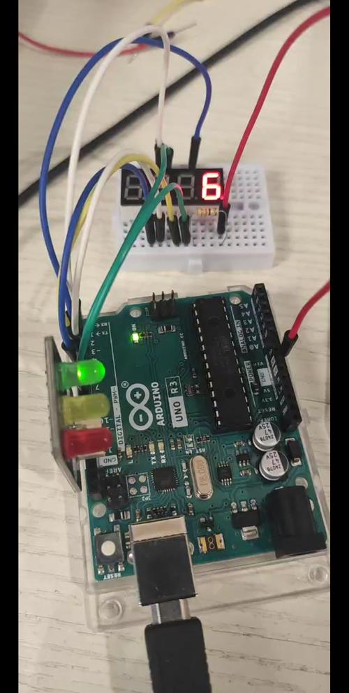 带孩子在家做了一个模拟红绿灯-arduino(红绿灯代码宁静致远引脚是一个) 软件优化