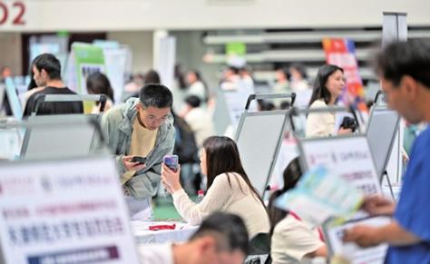 新疆春季大型人才交流会首场招聘会：万人谋职 供需两旺(招聘会求职者用人单位交流会多个) 99链接平台