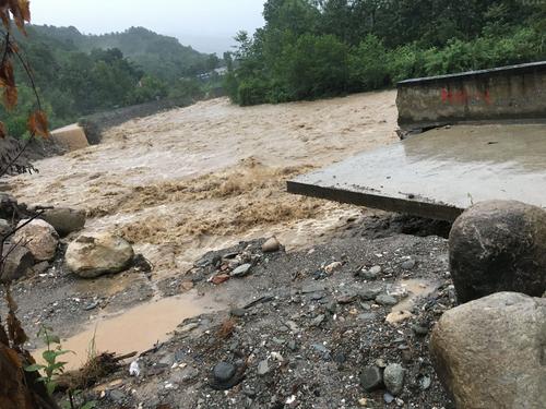 这里街道变“河道”…(开闸泄洪塌方决堤洪涝) 排名链接